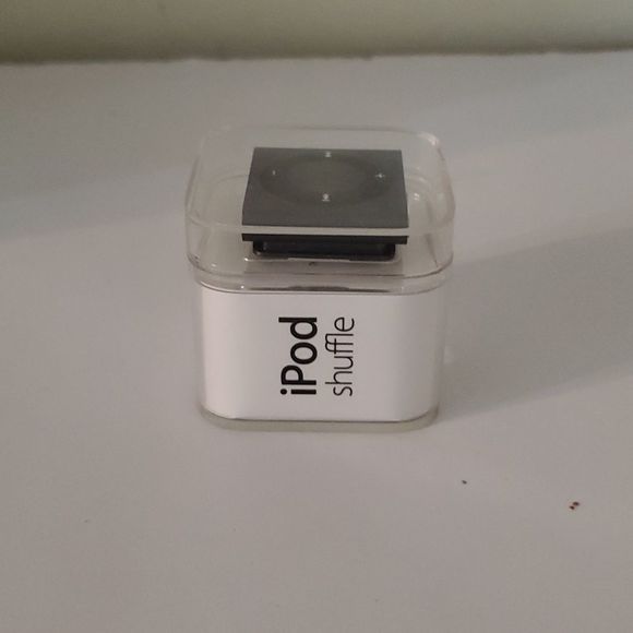 Apple shuffle black 2GB - Picture 1 of 4